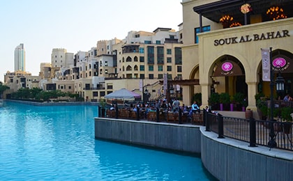 Набережная Souk Al Bahar с ресторанами у озера напротив Бурдж Халифа