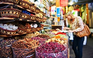 Красочные специи и благовония на традиционном рынке специй