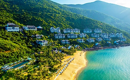 Курортный отель на первой линии пляжа Дананга с бассейном