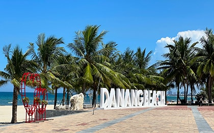 Солнечная погода на пляже Дананга в декабре
