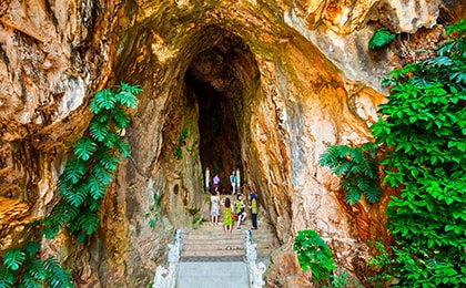 Мраморные горы Дананга с пещерными храмами