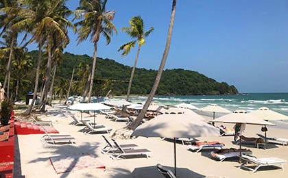 Белоснежный пляж Бай Сао на острове Фукуок с пальмами и лазурной водой